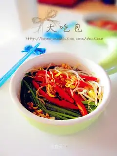 White boiled bean sprout chrysanthemum