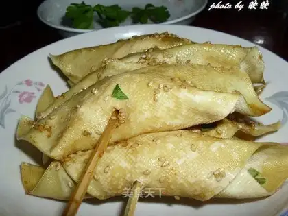 Grilled vegetable roll with soy sauce