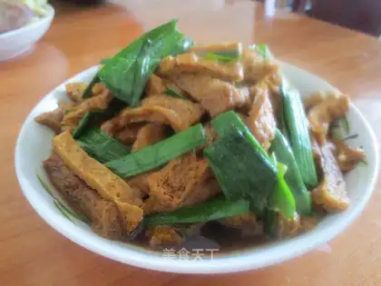 Fried tofu stewed with garlic
