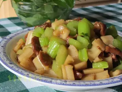 stir-fried diced lotus root with celery and pork