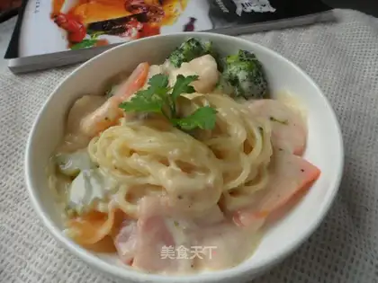 Spaghetti with white sauce