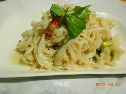 Shredded ginger mixed with green leaves