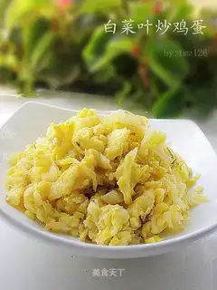 Scrambled eggs with cabbage leaves