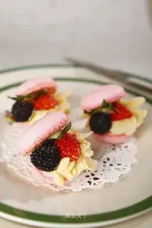 Rose macaron
