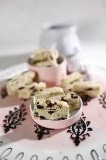 Rose grape nougat