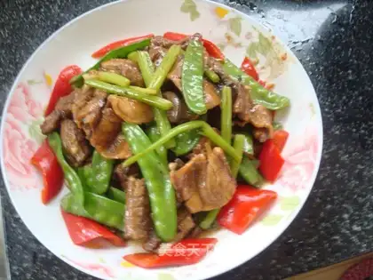 stir-fried eel slices with parsley and lotus beans