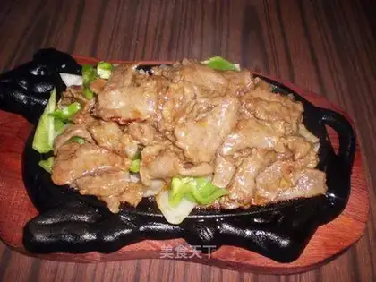Black pepper beef tenderloin on iron plate
