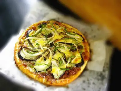 Black pepper and purple eggplant pizza