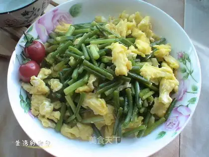 Scrambled eggs with garlic sprouts