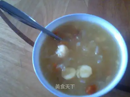 Crystal sugar Tremella lotus seed soup