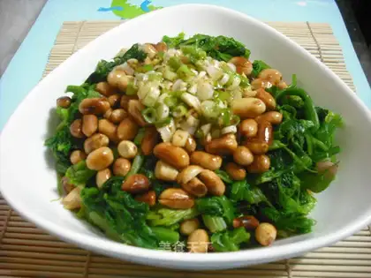 Spinach salad with peanuts