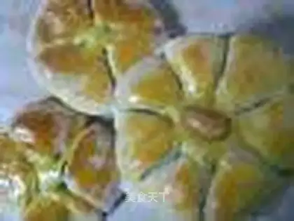 Flower shaped bean paste small meal bag