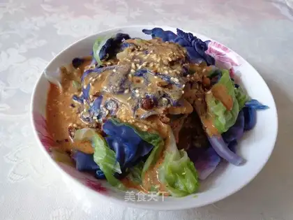 Sesame sauce lettuce and purple cabbage