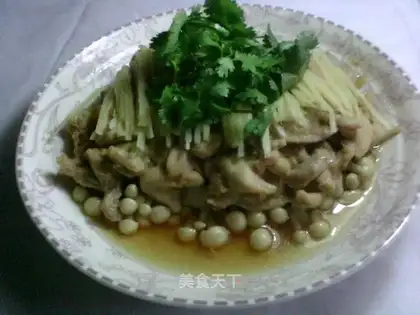 Steamed chicken with fresh mushrooms