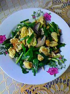 Scrambled eggs with leeks and mushrooms