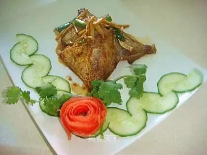 White pomfret with ginger and onion