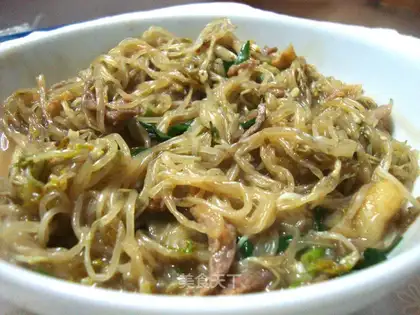 stir-fried pork with bean sprouts