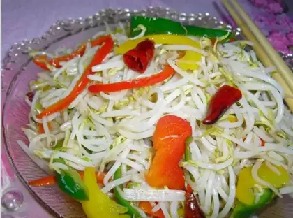 Stirring mung bean sprouts