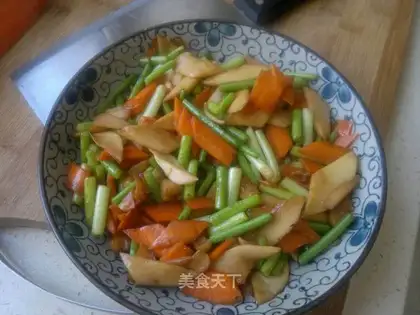 stir-fried garlic sprouts with apricot mushroom
