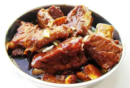 Grilled pork ribs with garlic and spicy sauce