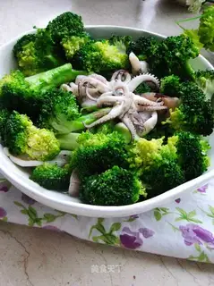 Fried squid with broccoli