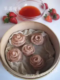 Strawberry steamed buns