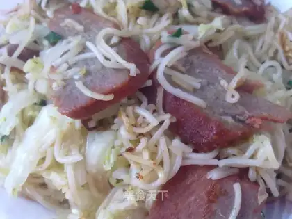 Fried noodles with barbecued pork and cabbage