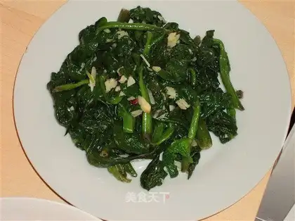 Pour garlic oil on spinach