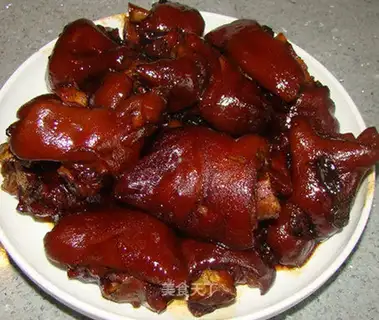 Braised pork knuckles