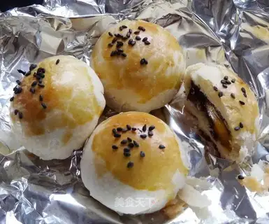 Bean paste and egg yolk crisp