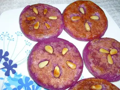 Pine nut bean paste cake