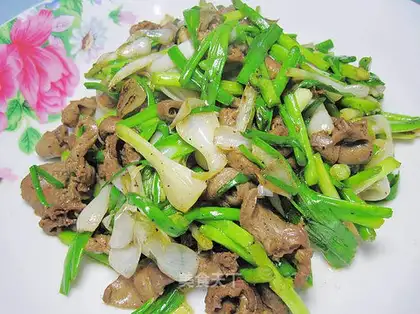 stir-fried chicken hearts with garlic sprouts