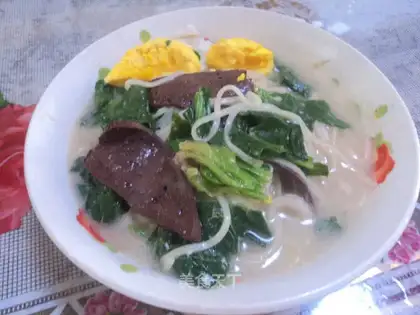 Spinach pig's blood and egg noodles