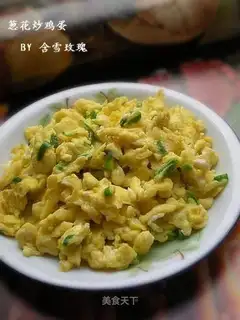 Scrambled eggs with chopped green onion