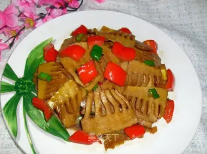 Braised spring bamboo shoots in oil