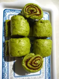 Spinach and bean paste roll