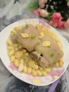 Stewed pork feet with astragalus and soybeans