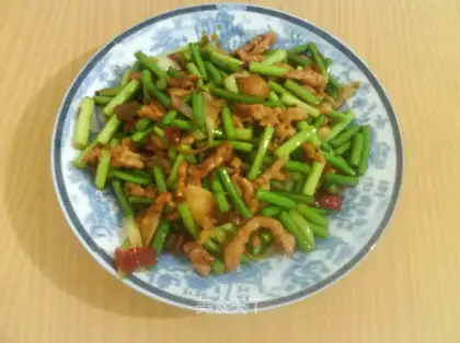 Garlic sprouts and shredded pork