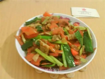 Stir fried pork slices with carrot
