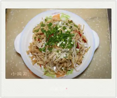stir-fried shredded cakes with bean sprouts