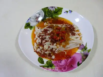 Flammulina velutipes with chopped pepper and red oil