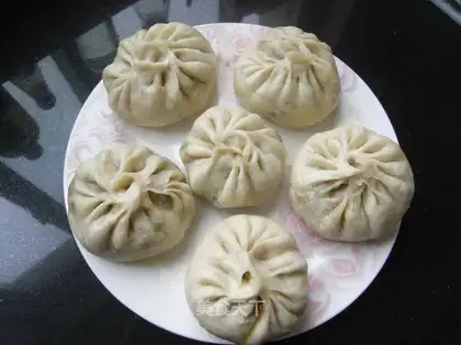 steamed buns with three delicacies