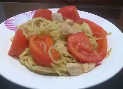 Spaghetti with diced chicken and tomato