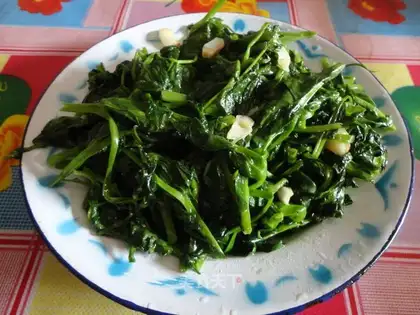 stir-fried bean sprouts and vegetables