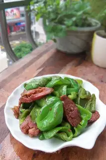 stir-fried sausage with green pepper