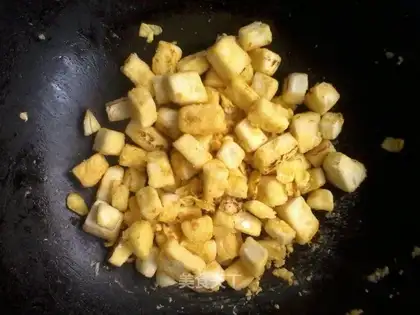 Fried steamed buns with eggs