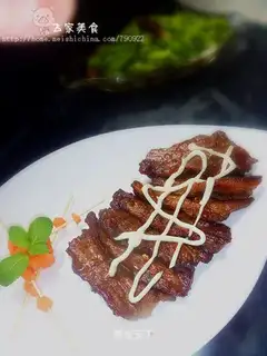 Barbecue with honey sauce and onions