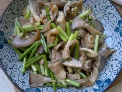 stir-fried garlic sprouts with mushroom