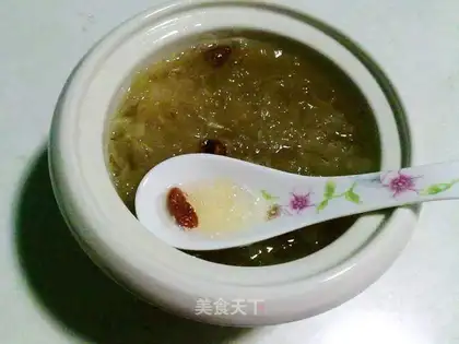 Stewed bird's nest with crystal sugar and white fungus
