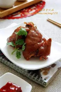 Roasted pig's feet with fermented bean curd